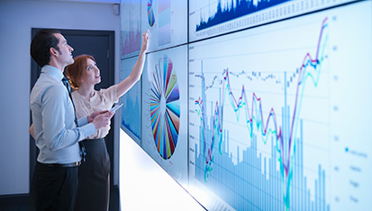 arbeidere som analyserer data på elektronisk tavle